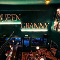 Queen Granny, Atene